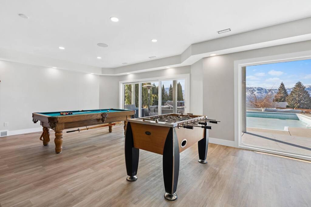 Luxurious 5 Bedroom House With Pool & Sauna West Kelowna Bagian luar foto