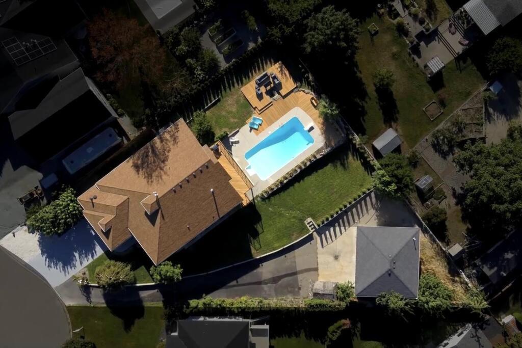 Luxurious 5 Bedroom House With Pool & Sauna West Kelowna Bagian luar foto