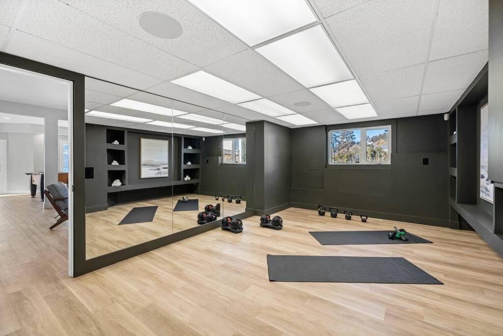 Luxurious 5 Bedroom House With Pool & Sauna West Kelowna Bagian luar foto