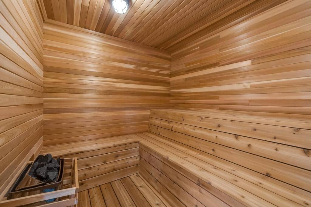 Luxurious 5 Bedroom House With Pool & Sauna West Kelowna Bagian luar foto