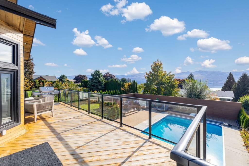 Luxurious 5 Bedroom House With Pool & Sauna West Kelowna Bagian luar foto
