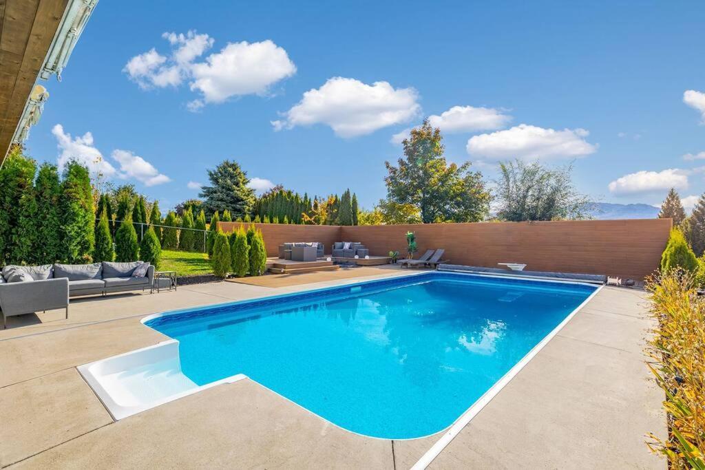 Luxurious 5 Bedroom House With Pool & Sauna West Kelowna Bagian luar foto