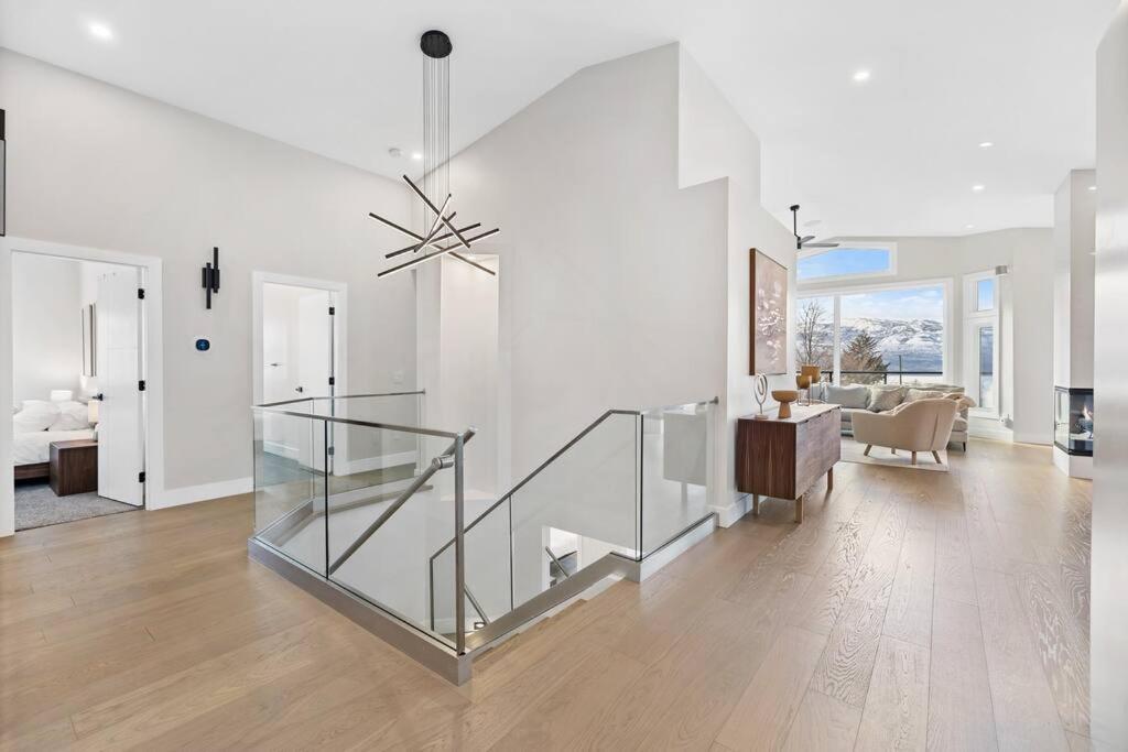 Luxurious 5 Bedroom House With Pool & Sauna West Kelowna Bagian luar foto