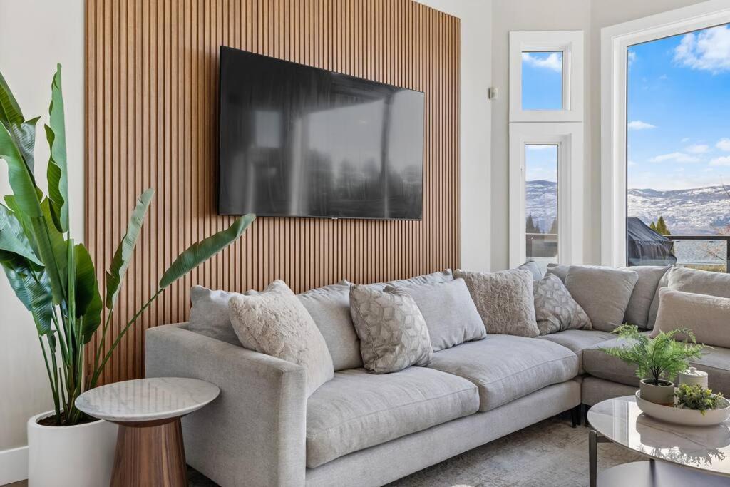 Luxurious 5 Bedroom House With Pool & Sauna West Kelowna Bagian luar foto