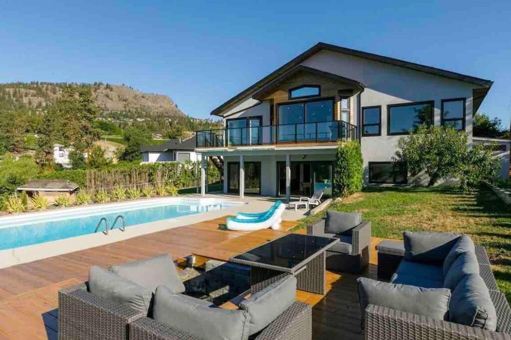 Luxurious 5 Bedroom House With Pool & Sauna West Kelowna Bagian luar foto