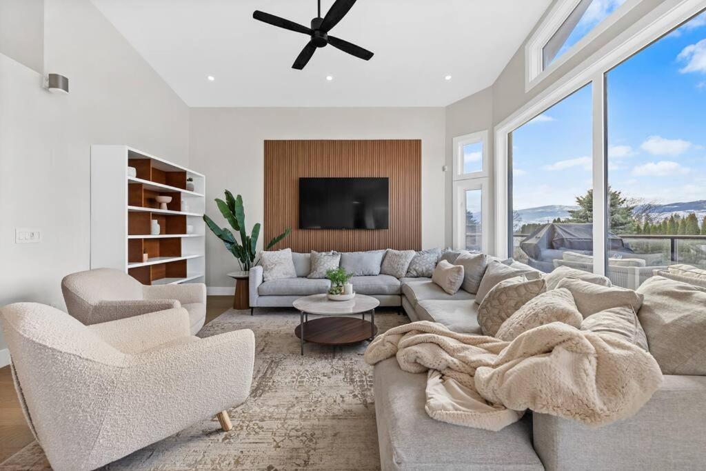 Luxurious 5 Bedroom House With Pool & Sauna West Kelowna Bagian luar foto