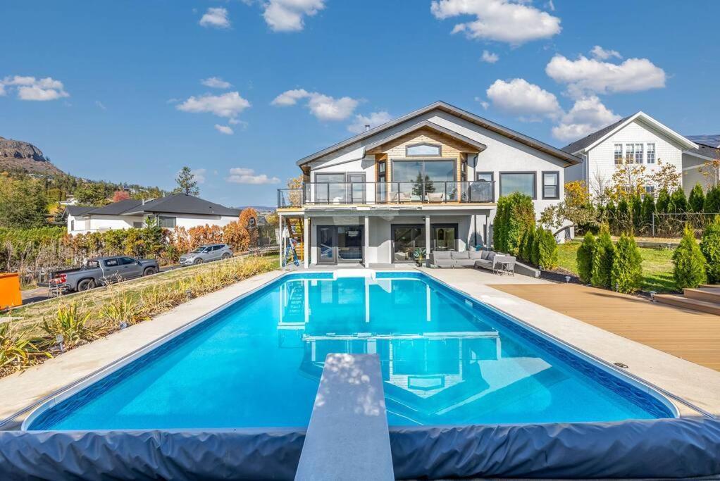 Luxurious 5 Bedroom House With Pool & Sauna West Kelowna Bagian luar foto
