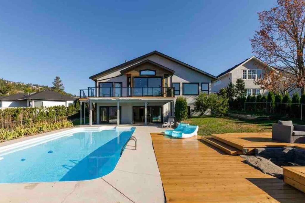 Luxurious 5 Bedroom House With Pool & Sauna West Kelowna Bagian luar foto