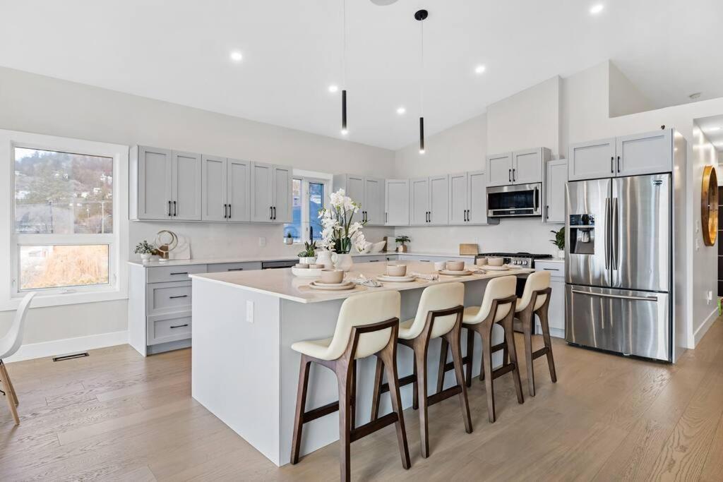 Luxurious 5 Bedroom House With Pool & Sauna West Kelowna Bagian luar foto