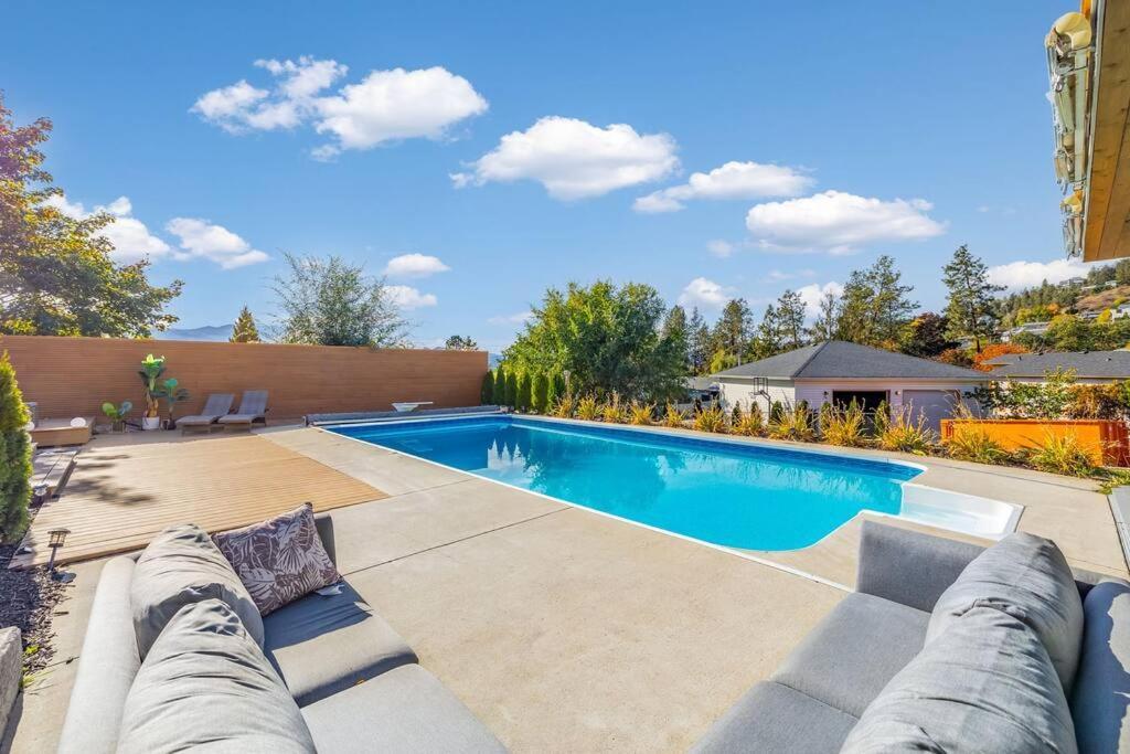 Luxurious 5 Bedroom House With Pool & Sauna West Kelowna Bagian luar foto