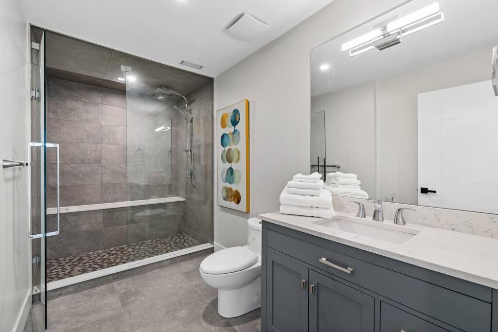 Luxurious 5 Bedroom House With Pool & Sauna West Kelowna Bagian luar foto