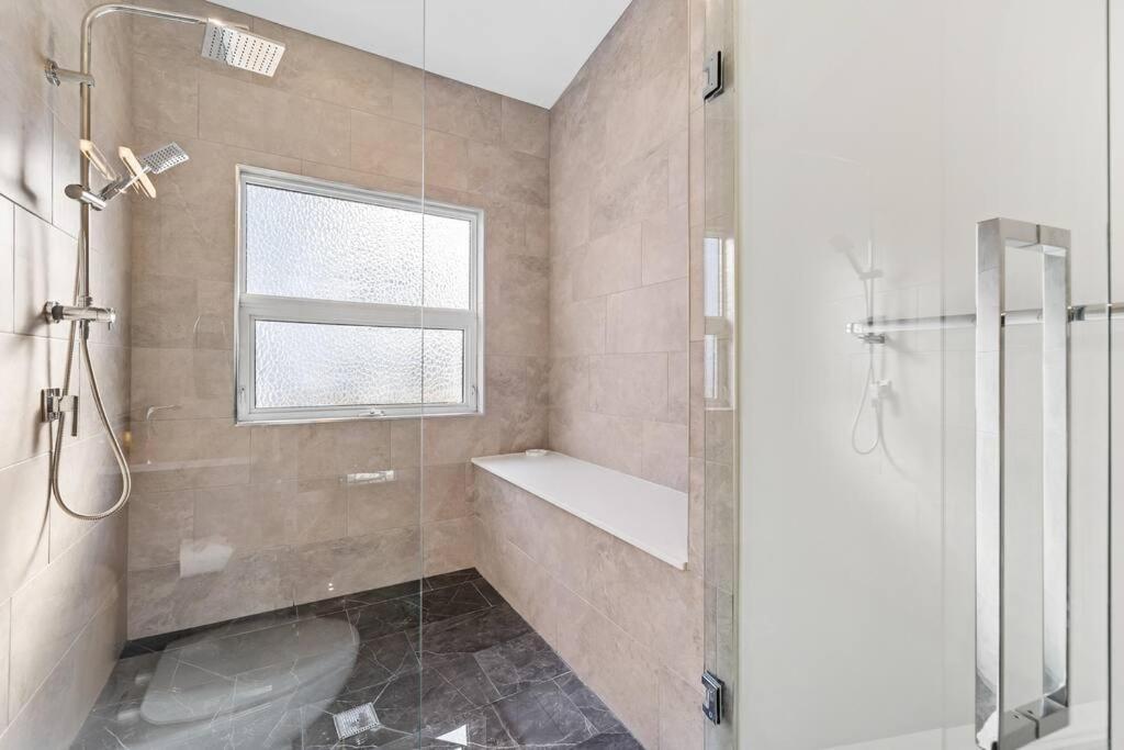 Luxurious 5 Bedroom House With Pool & Sauna West Kelowna Bagian luar foto