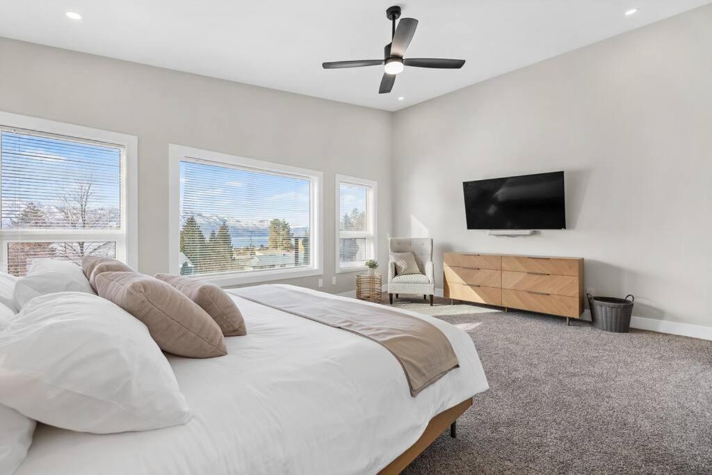 Luxurious 5 Bedroom House With Pool & Sauna West Kelowna Bagian luar foto