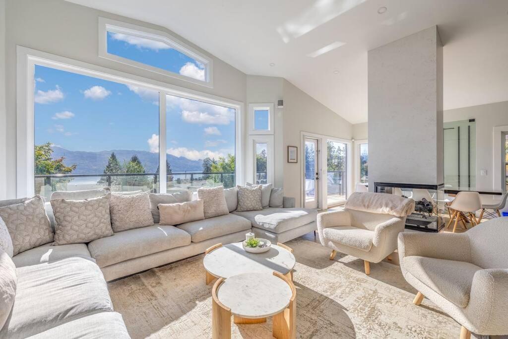 Luxurious 5 Bedroom House With Pool & Sauna West Kelowna Bagian luar foto