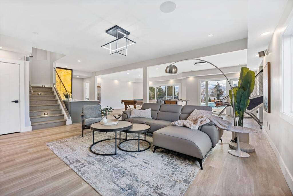 Luxurious 5 Bedroom House With Pool & Sauna West Kelowna Bagian luar foto