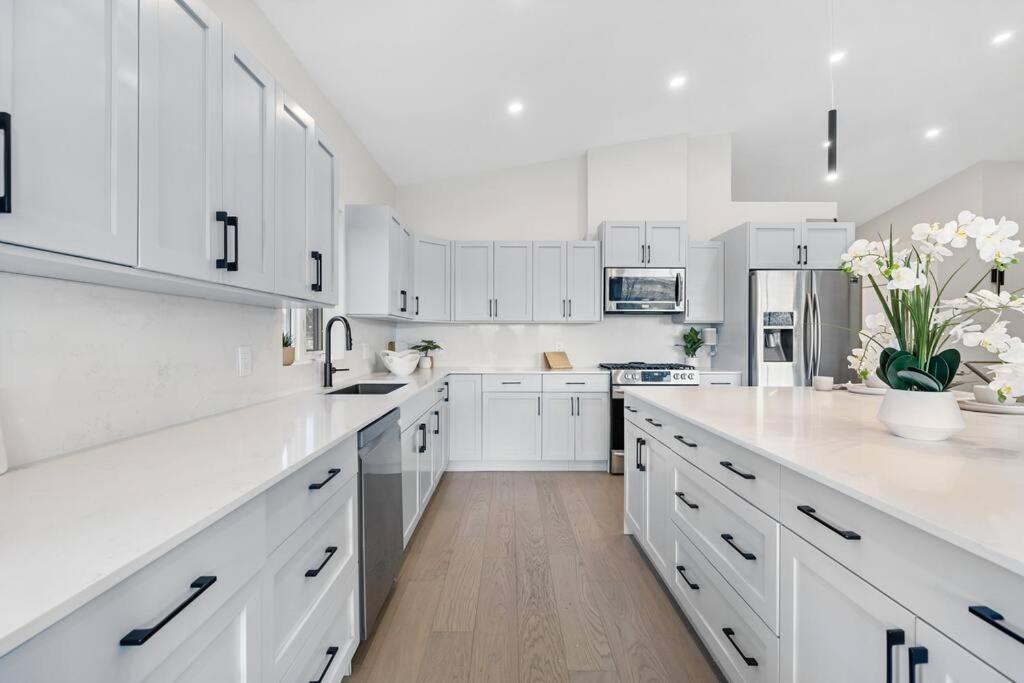 Luxurious 5 Bedroom House With Pool & Sauna West Kelowna Bagian luar foto