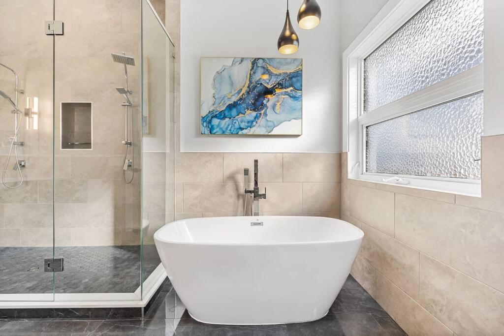 Luxurious 5 Bedroom House With Pool & Sauna West Kelowna Bagian luar foto