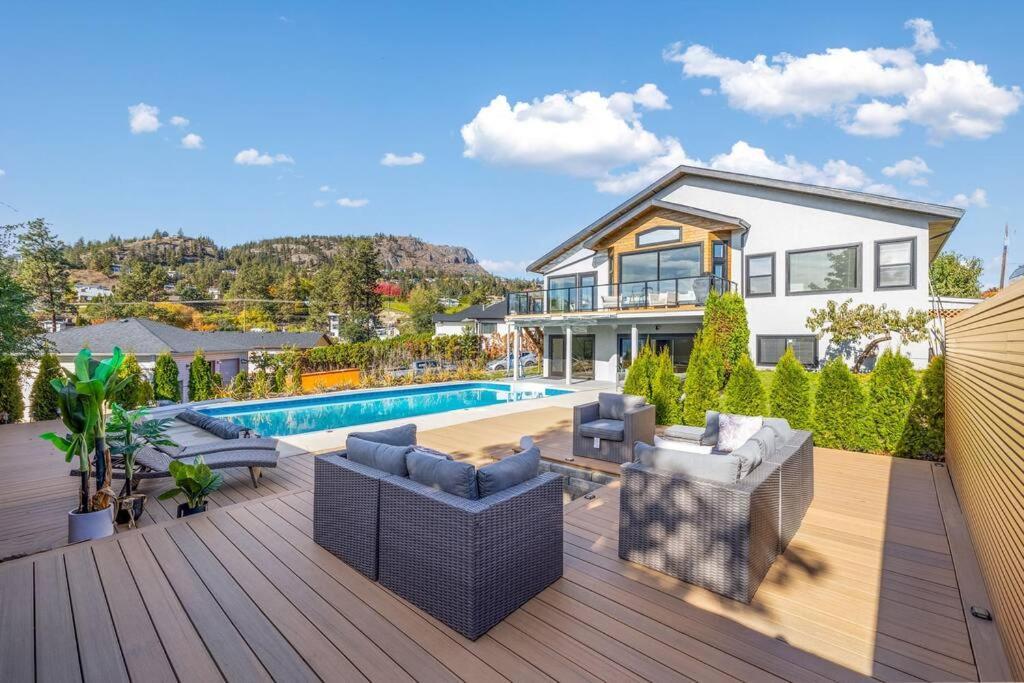 Luxurious 5 Bedroom House With Pool & Sauna West Kelowna Bagian luar foto