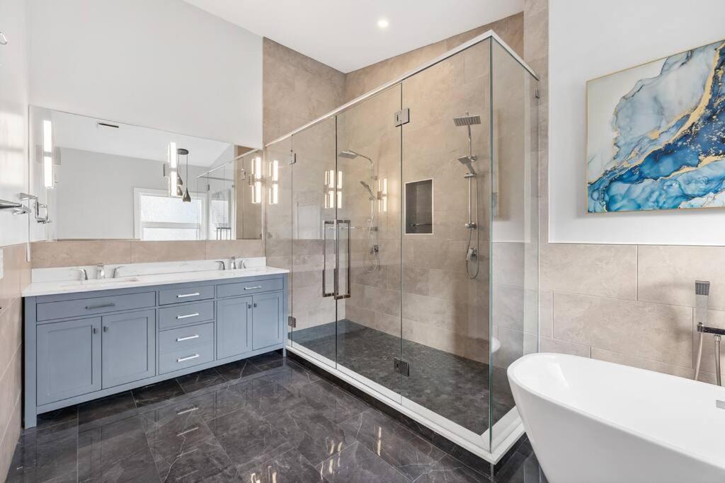Luxurious 5 Bedroom House With Pool & Sauna West Kelowna Bagian luar foto