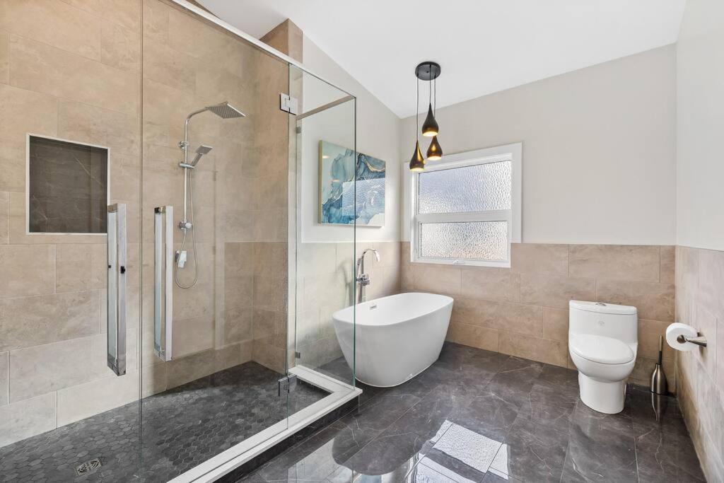 Luxurious 5 Bedroom House With Pool & Sauna West Kelowna Bagian luar foto