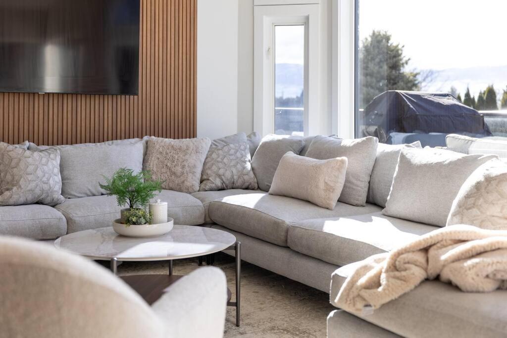 Luxurious 5 Bedroom House With Pool & Sauna West Kelowna Bagian luar foto