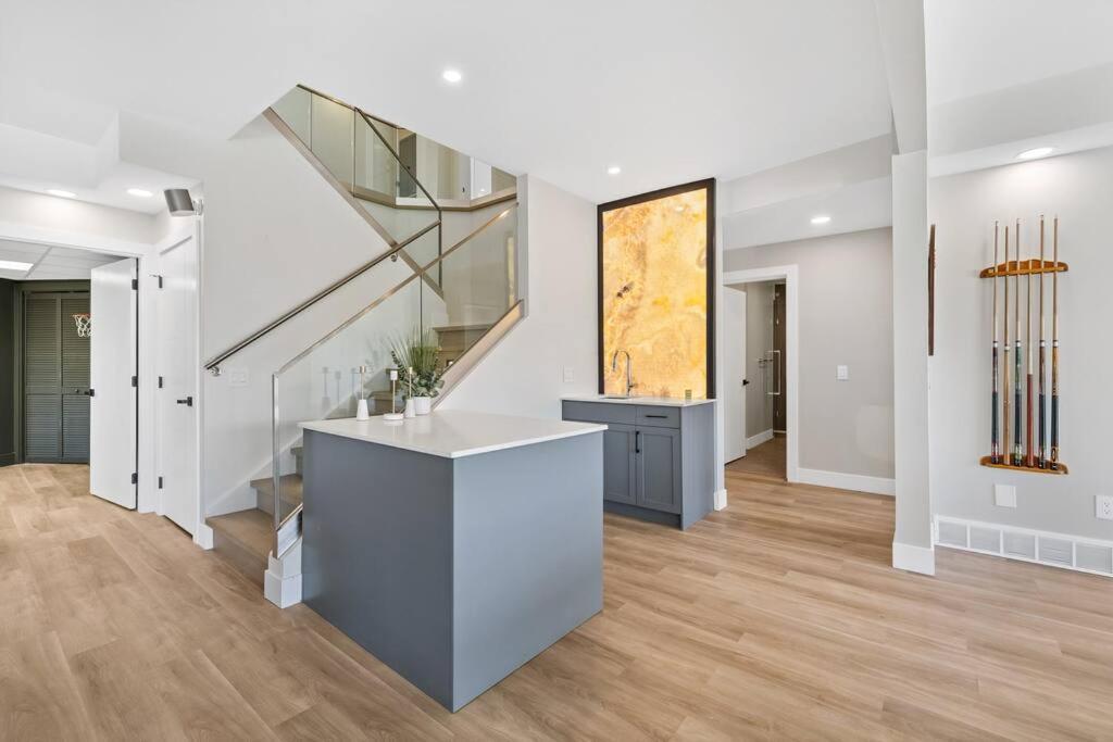 Luxurious 5 Bedroom House With Pool & Sauna West Kelowna Bagian luar foto