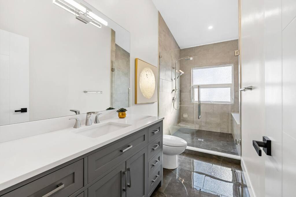 Luxurious 5 Bedroom House With Pool & Sauna West Kelowna Bagian luar foto