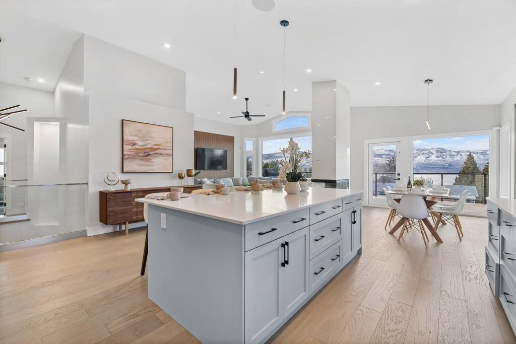 Luxurious 5 Bedroom House With Pool & Sauna West Kelowna Bagian luar foto