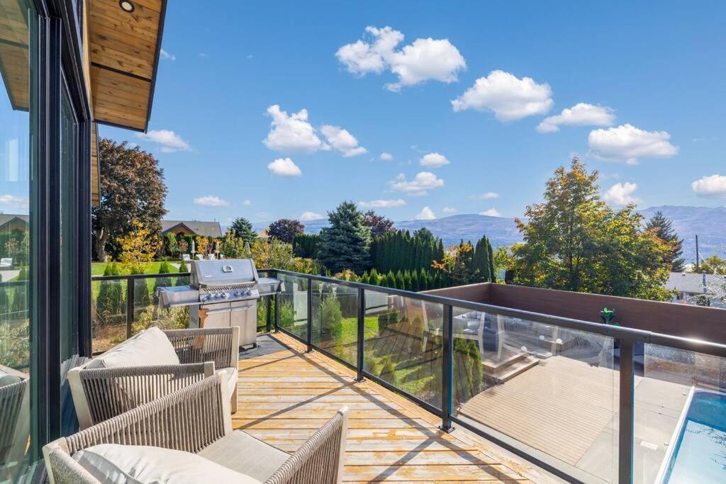 Luxurious 5 Bedroom House With Pool & Sauna West Kelowna Bagian luar foto
