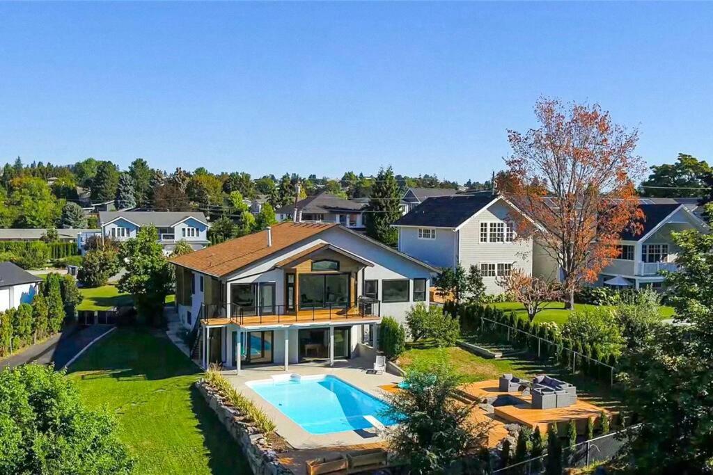Luxurious 5 Bedroom House With Pool & Sauna West Kelowna Bagian luar foto